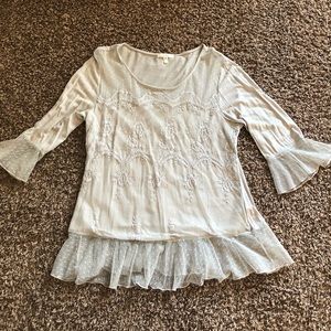 Cute gray top!